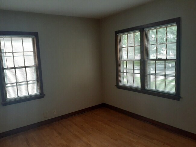 Building Photo - Freshly updated 3 Bed/1.5 Bath House- Robbinsdale- Available NOW!