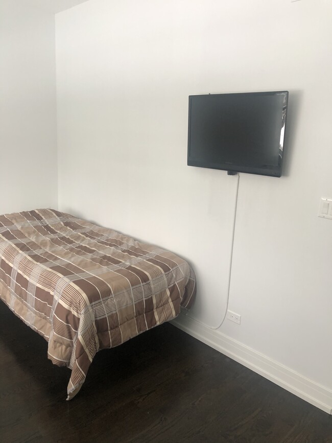 Building Photo - 2050 N Hamlin Ave