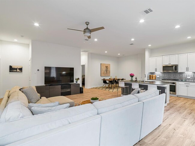 Building Photo - 22511 Petrizzi Ln