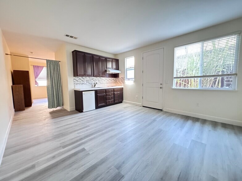 Building Photo - 2585 Cipriani