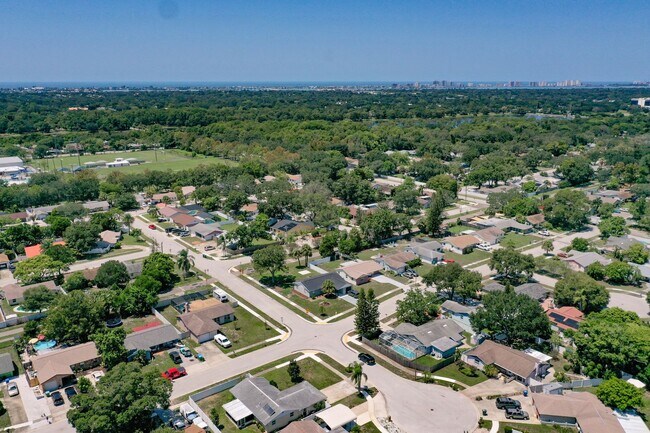 Building Photo - 4 Bedroom POOL Home in Largo