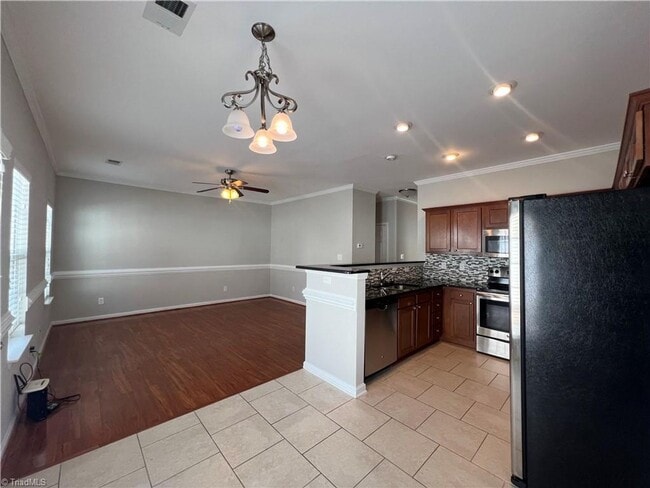 Building Photo - Fabulous 3BR 2.5BA Townhome with Community...