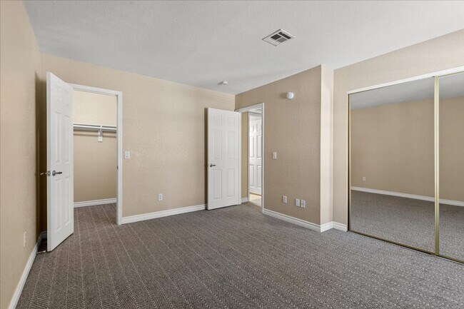 Building Photo - Beautiful 1 Bedroom 1 Bath Condo - Move In...