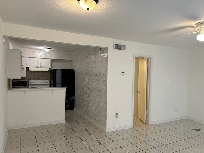 Building Photo - 201 W Rosamond St