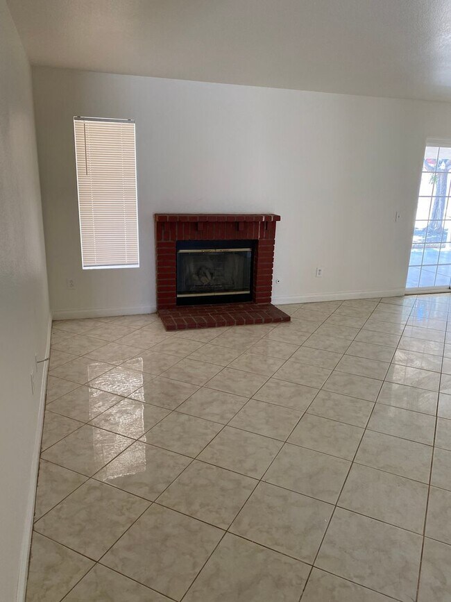 Building Photo - 4 BEDROOM ADELANTO HOME