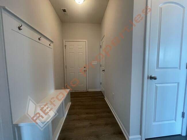 Building Photo - Beautiful 4BD 2.5BA Home w/Primary Suite o...