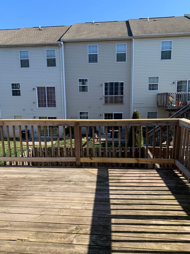 Building Photo - Spacious 3-Bed / 2.5-Bath Townhome – Antrim Crossing Subdivision