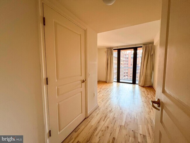 Building Photo - 616 E Street NW Unit 902