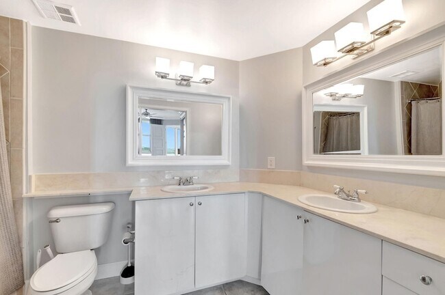 Building Photo - 804 E Windward Way