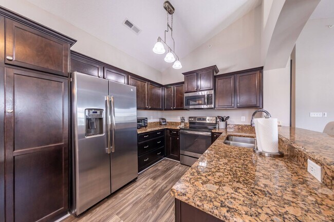 Building Photo - 2 bedroom condo close to W&M