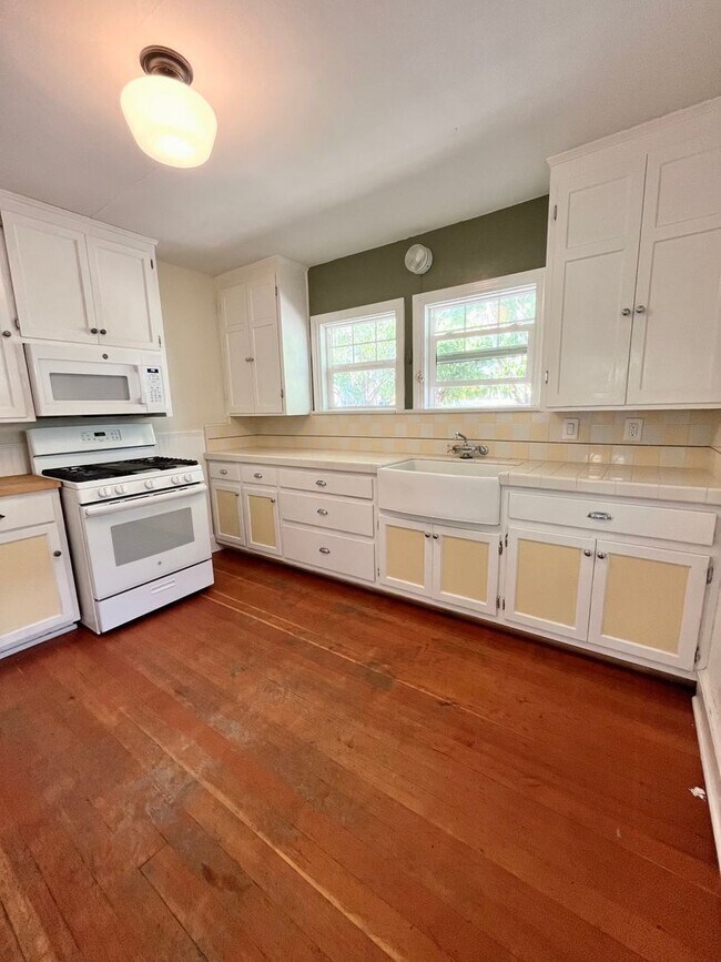 Building Photo - MOVE IN READY!! 2 BEDROOM 1 BATH W/OFFICES
