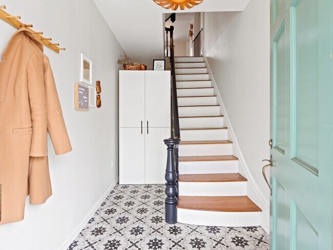 Building Photo - 8 Webster St