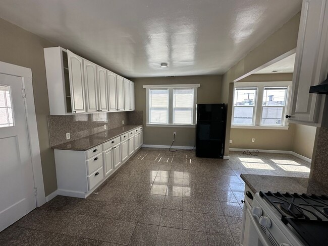 Building Photo - Rare 4BR Upstairs Gem – Light-Filled & Ove...