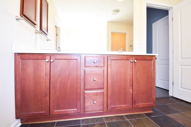 Building Photo - 3 Bedroom 2 Bath Home-Pets Allowed