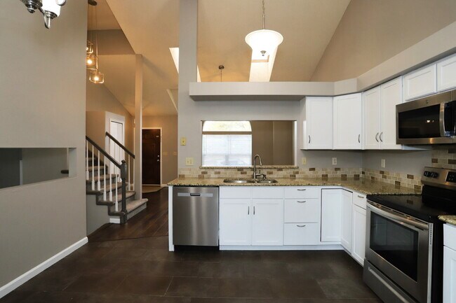 Building Photo - Beautifully Updated Split-Level Home with ...