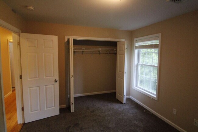 Building Photo - Privacy, Space, and Modern Comfort in Salem