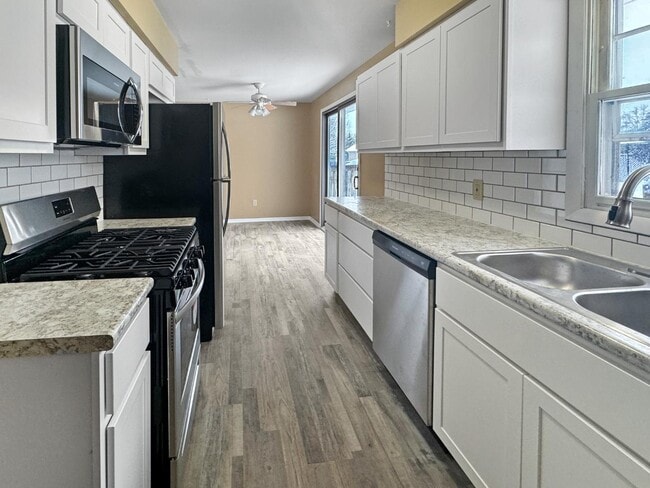 Building Photo - 5573 Rockbluff Dr NE