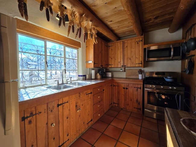 Building Photo - 1489 Bishops Lodge Rd