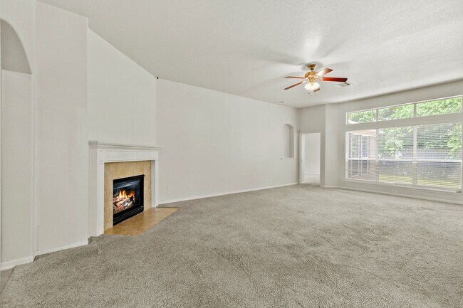 Building Photo - Open Living, Great Layout, Prime Location
