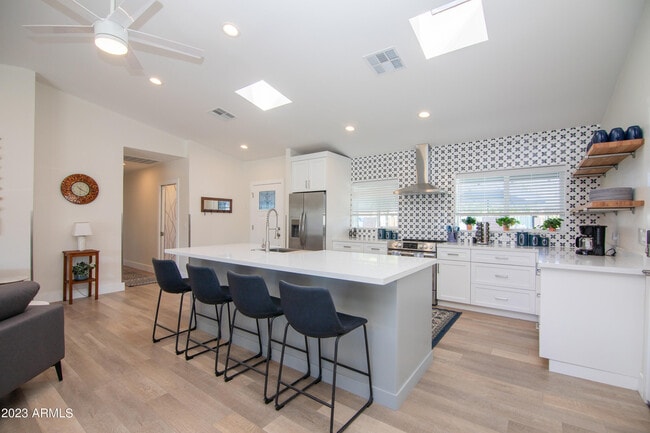 Building Photo - 4335 E Clarendon Ave