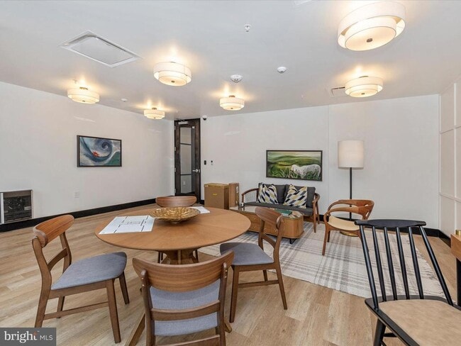 Building Photo - 210 E 2nd St