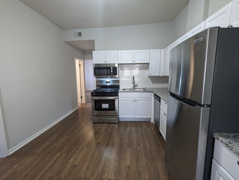 Building Photo - 1423 N Maplewood Ave