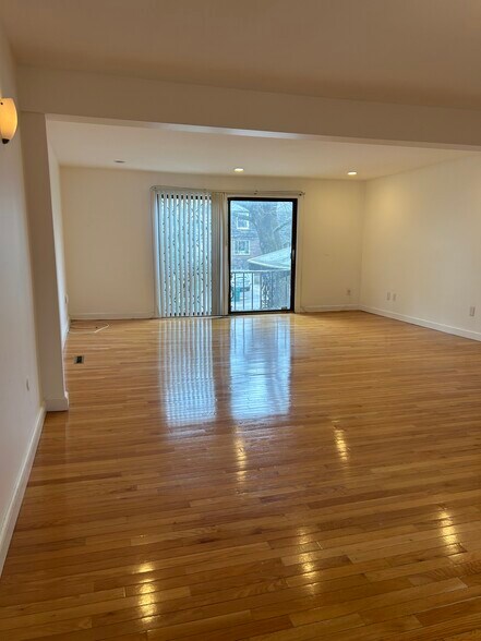 Building Photo - 22 Broadlawn Park