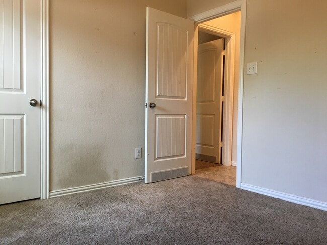 Building Photo - Great Open Floor Plan in Buda