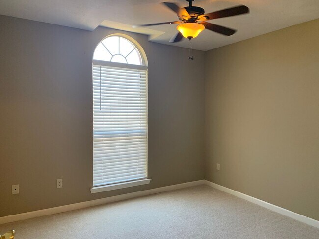 Building Photo - 1037 S Hills Dr