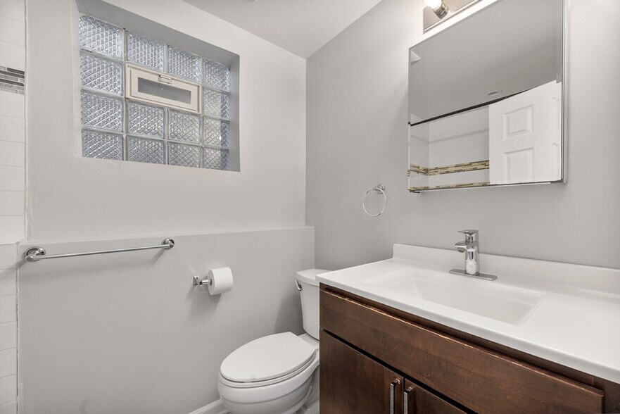 Building Photo - 1044 N California Ave