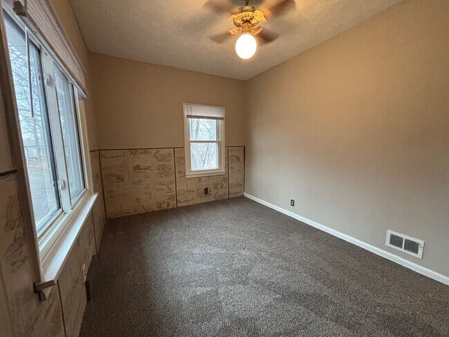 Building Photo - Charming Hilltop Home with Stunning City Views