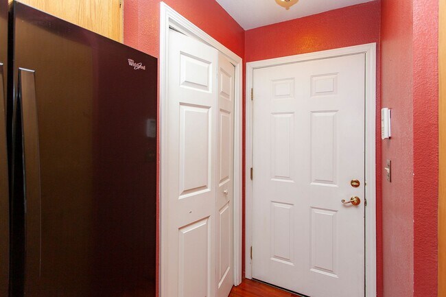 Building Photo - 3654 Hemlock Way