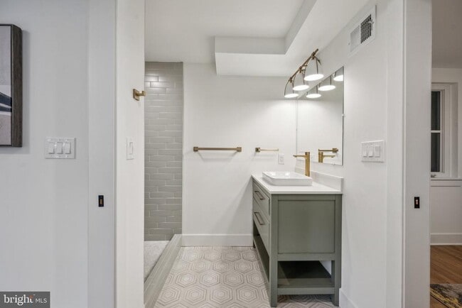 Building Photo - 1614 Kilbourne Pl NW