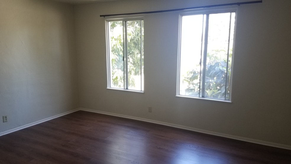 Living Room - 1537 Schiller St