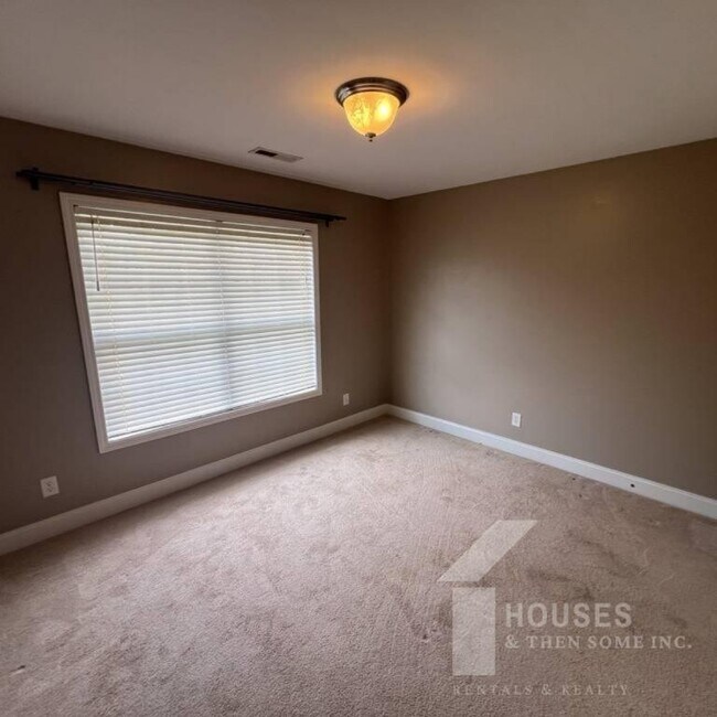 Building Photo - 606 Mattie Ln