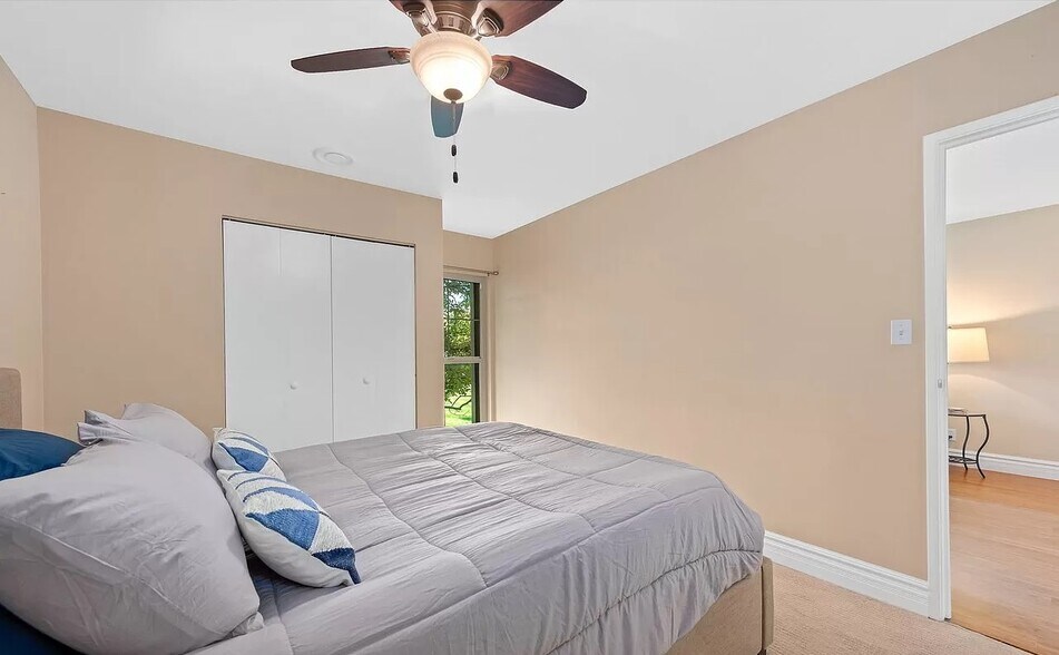 bedroom 1 - 860 W Moorhead Cir