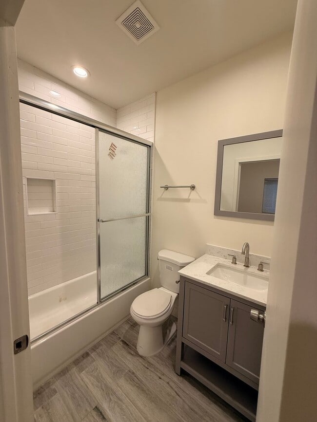 Building Photo - 1019 S Osage Ave