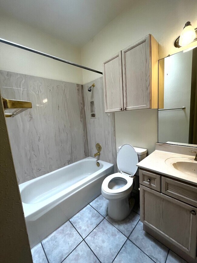 Building Photo - 3 bedroom, 2 bathroom home in NE Heights