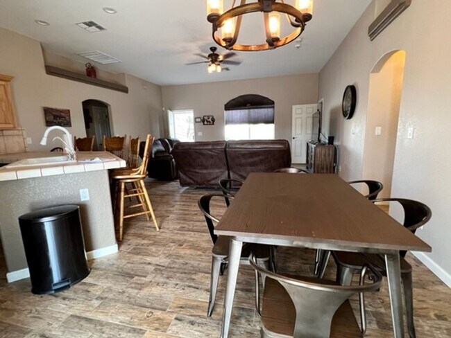 Building Photo - 3 BR LUXE Home-Walk to Colorado River, Golf & near Rotary Park.