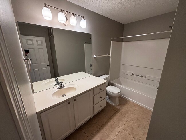 Building Photo - Gorgeous Woodbury Townhome Near Eagle Valley