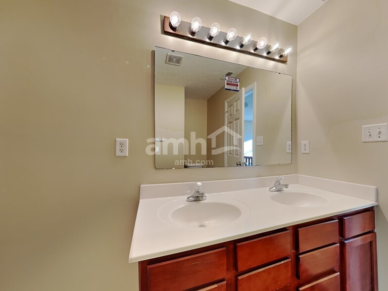 Building Photo - 16938 Cedar Creek Ln