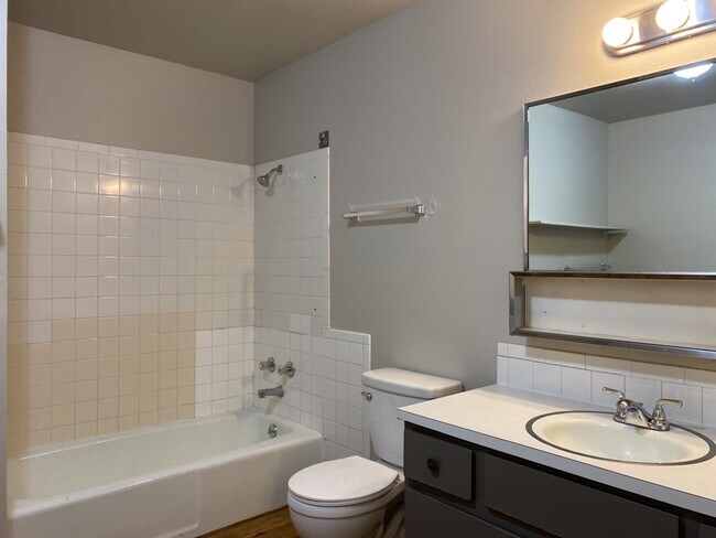 Building Photo - Cozy 3 Bed/1.5 Bath Duplex with Fenced Yard and 1 Car Garage