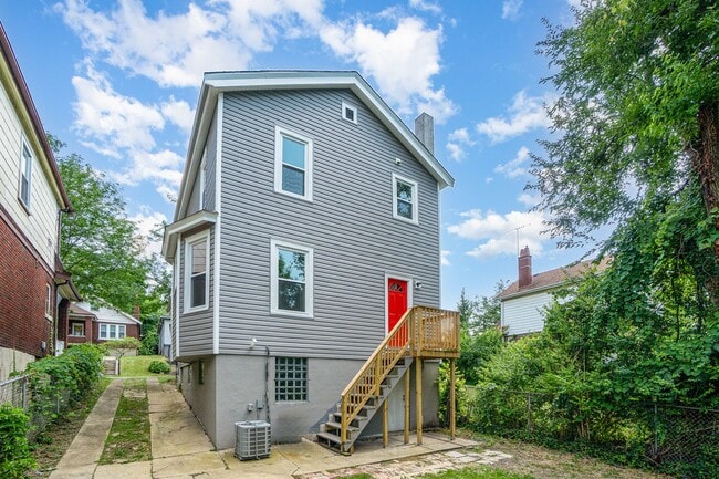 Building Photo - Updated 3 Bedroom 1 bathroom House