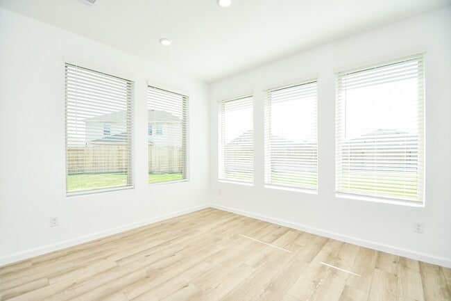 Building Photo - 5624 Frst Cv Dr