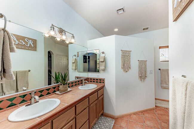 Building Photo - 3921 Aloha Ln