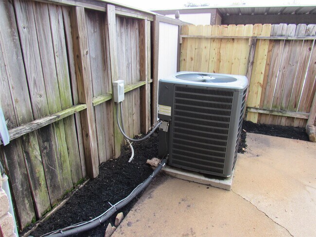 Building Photo - 15543 Weldon Dr