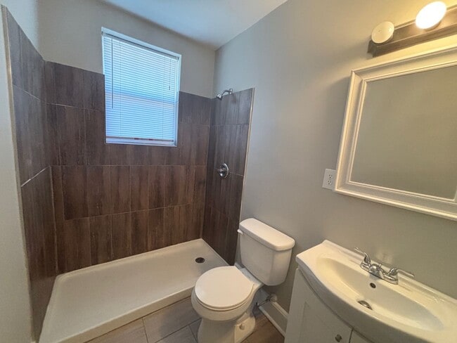 Building Photo - 938/940Woodlawn