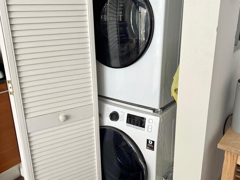 Building Photo - 3470 E Coast Ave