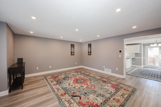 Building Photo - 5 Gleneagle Dr