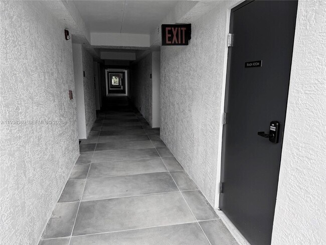 Building Photo - 649 E Sheridan St